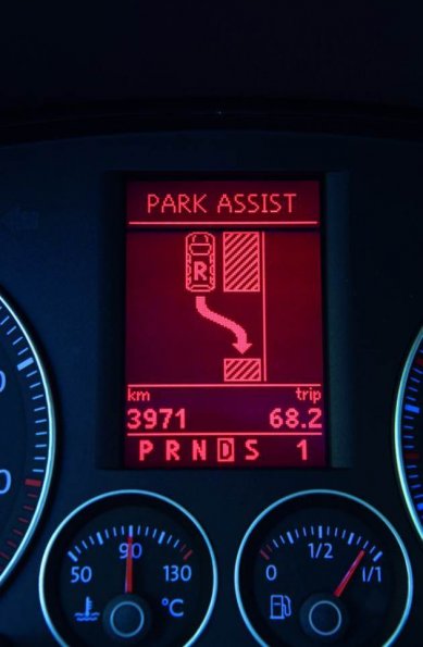 Der Parkassistent (PLA) „Park Assist“ im Volkswagen Touran 