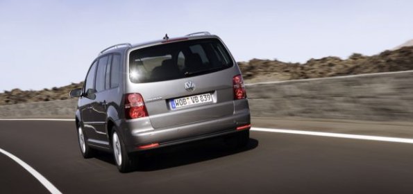 Heckansicht des VW Touran: Durch das Facelift wurden die Heckleuchten verändert