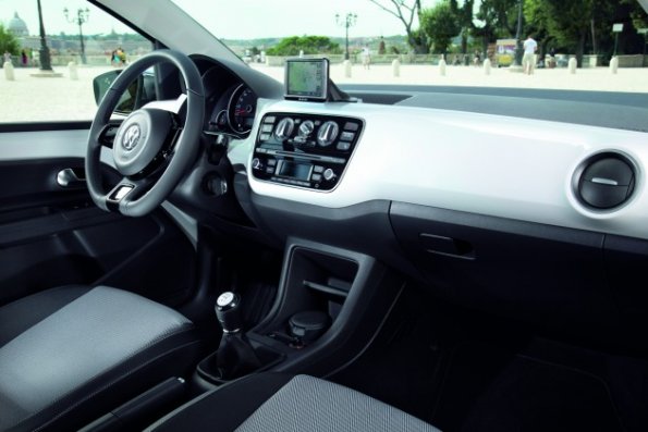 Die Innenaufnahme zeigt die Armaturentafel und die erste Sitzreihe im VW Up!