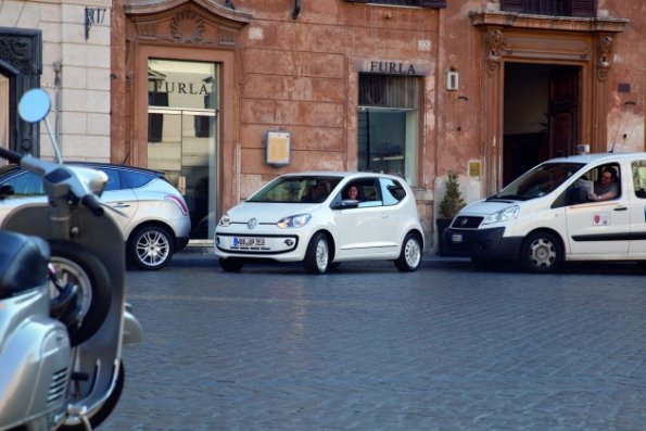 Der VW Up! in einer Alltagssituation, mit der ein Kleinwagen besser zurechtkommt als automobile Dickschiffe