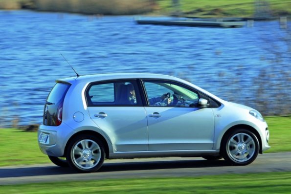 Der VW up! Viertürer im Profil: Auffallend der fehlende Schwung nach oben im hinteren Fenster