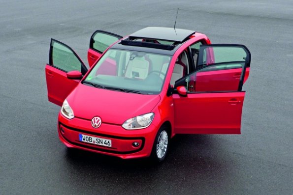 Der VW up! Viertürer von vorn schräg oben aufgenommen 