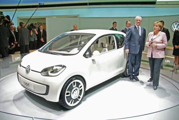 Präsentation des VW up auf der 62. Internationalen Automobil-Ausstellung (IAA) in Frankfurt. Auch die Politprominenz zeigt sich interessiert. 